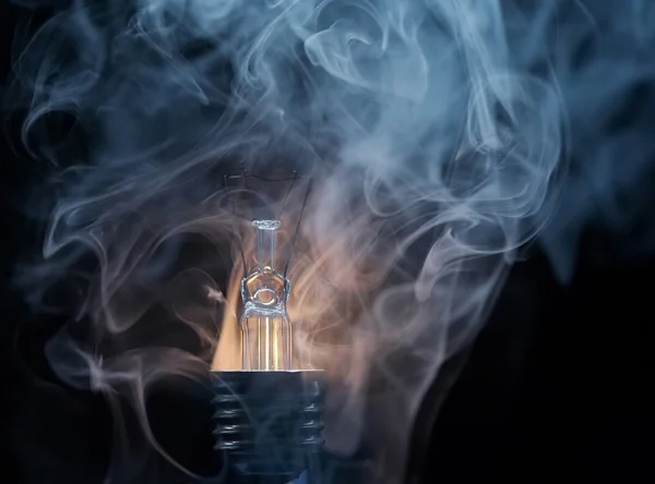 Куріння тріснутої лампочки - провина — стокове фото