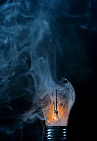Выгорание - треснувшая лампочка — стоковое фото