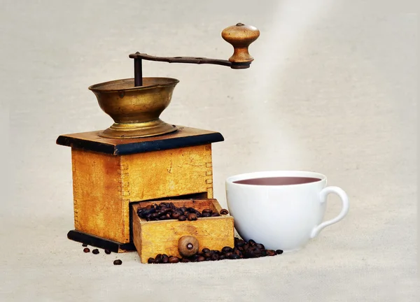 Molino de café y taza de café negro caliente — Foto de Stock