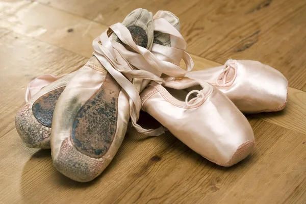 Pares de zapatos de ballet antiguos y nuevos — Foto de Stock