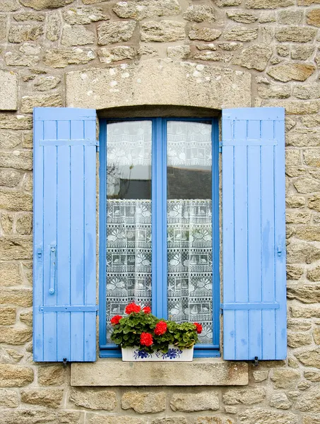 Francouzské okno s modrými okenicemi — Stock fotografie