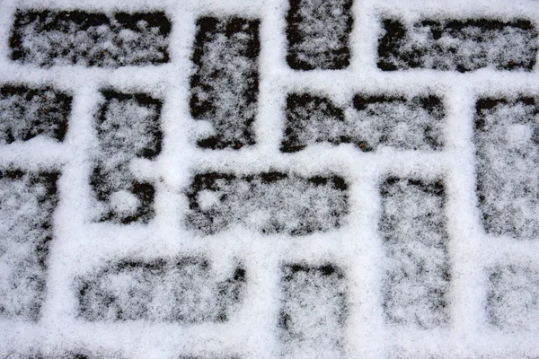 Снег на кирпичной дорожке — стоковое фото