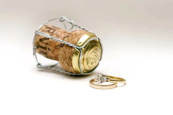 結婚指輪とシャンパンのコルク — ストック写真