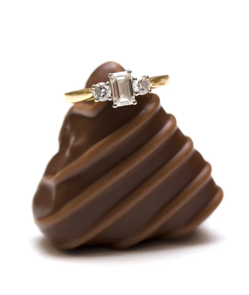 다이아몬드 반지와 초콜릿 — 스톡 사진