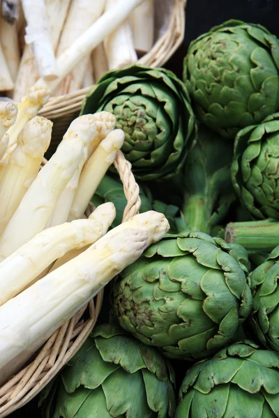 Asparagus and artichokes — Stock Photo, Image