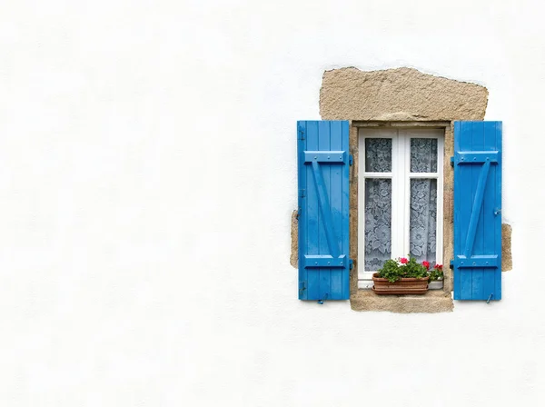 Beyaz mavi kepenkli pencere — Stok fotoğraf