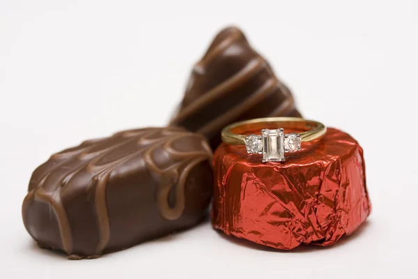 Διαμαντένιο δαχτυλίδι και σοκολάτα — Φωτογραφία Αρχείου