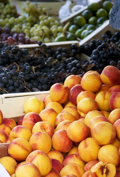 油桃和葡萄 — 图库照片
