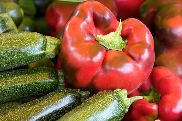 Κόκκινες πιπεριές και κολοκυθάκια πράσινα — Φωτογραφία Αρχείου