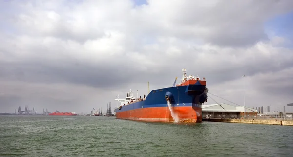 Navio-tanque no porto — Fotografia de Stock