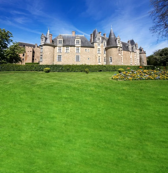 Chateau och gräsmatta — Stockfoto