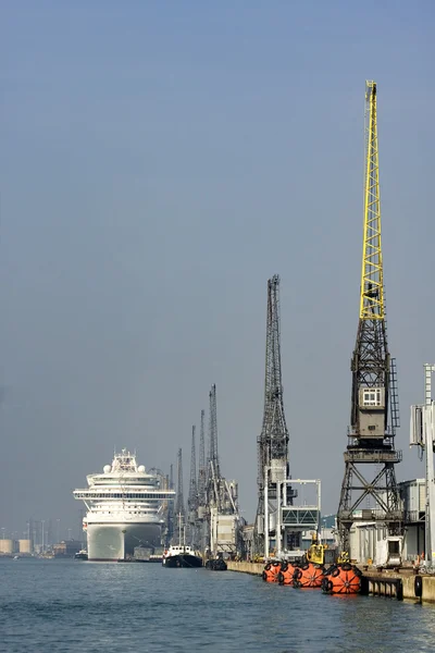 Cruise ship dockside — Stock Photo, Image