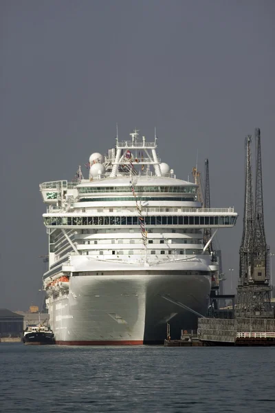 Cruise ship quayside — Stock Photo, Image