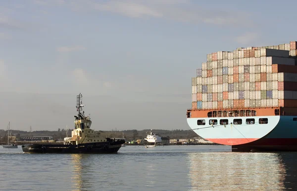Navio porta-contentores e rebocador — Fotografia de Stock