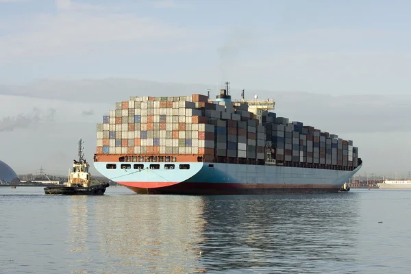 Nave container e rimorchiatore — Foto Stock