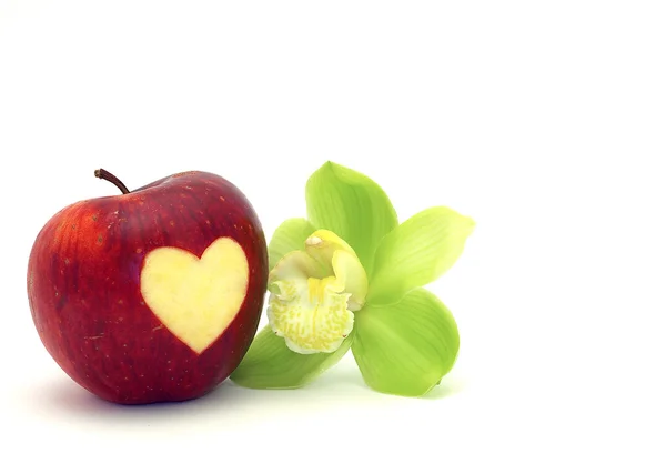 Jabłko z serca i storczyk — Zdjęcie stockowe