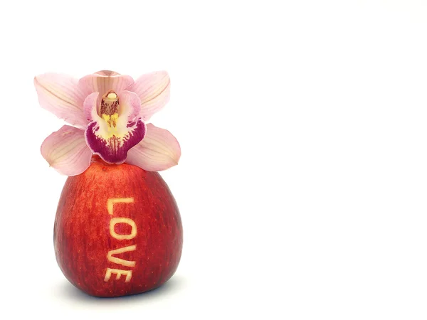 Apfel mit Herz und Orchidee — Stockfoto