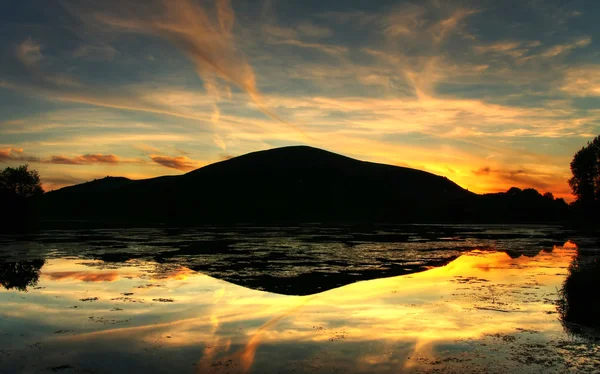 Волшебный закат с отражением — стоковое фото