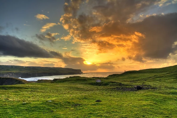 Západ slunce na zelený ostrov — Stock fotografie