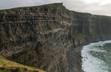 moher 200m. yüksek kayalıklarla