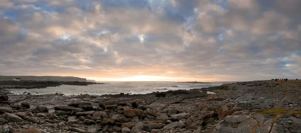 Pôr do sol sobre Burren costa panorâmica — Fotografia de Stock