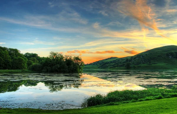 Чарівний захід сонця над озером — стокове фото
