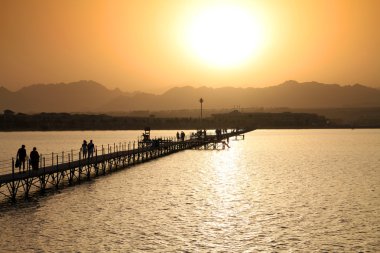 günbatımı üzerinde sinai dağlar