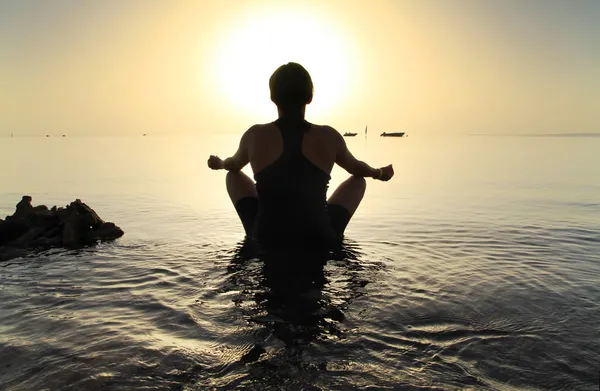 Meditation in Red Sea at sunrise — Stock Photo, Image