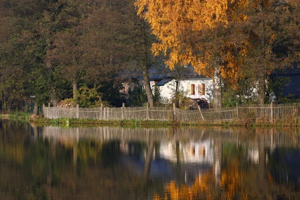 Gölet ve eski bir ev — Stok fotoğraf