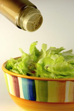 ensalada en un plato y pimienta