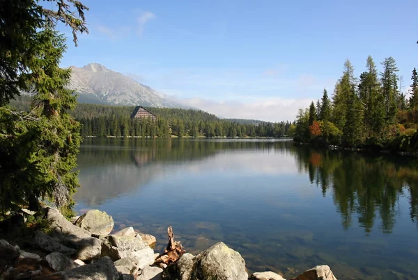 Lago e alte montagne di Tatra — Foto Stock