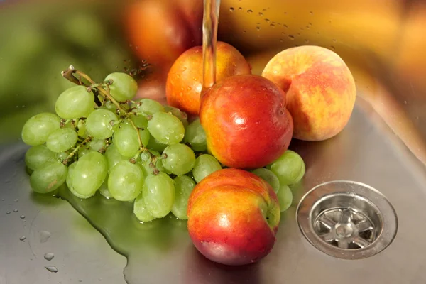 Мытье фруктов — стоковое фото
