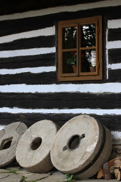 Cottage in legno e ruote in pietra — Foto Stock