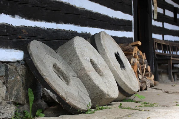 Cabaña de madera y ruedas de piedra —  Fotos de Stock