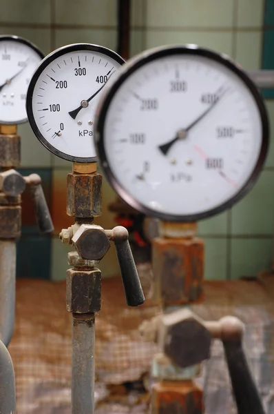 Manômetros linha de gás de pressão com válvula — Fotografia de Stock