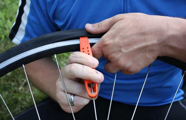 Mudando um pneu de bicicleta — Fotografia de Stock