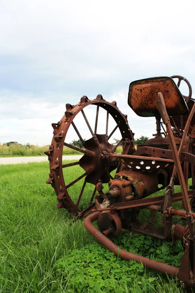 Viejo tractor oxidado — Foto de Stock
