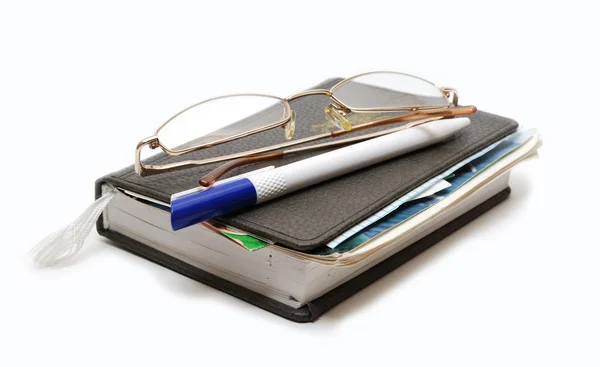 Geïsoleerde bril, pen, notebook — Stockfoto