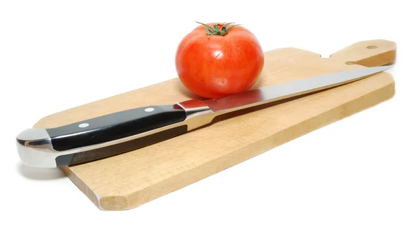 A knife, a tomato on the board — Stock Photo, Image