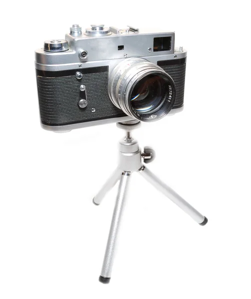 Старая камера на штативе — стоковое фото