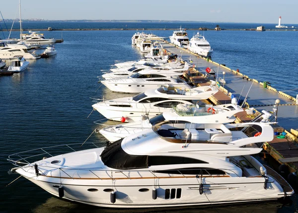 Yachts blancs et bateaux à moteur Photos De Stock Libres De Droits