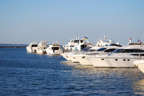 Barche a motore e yacht bianchi — Foto Stock