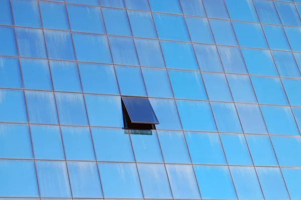 Fenster eines modernen Gebäudes — Stockfoto