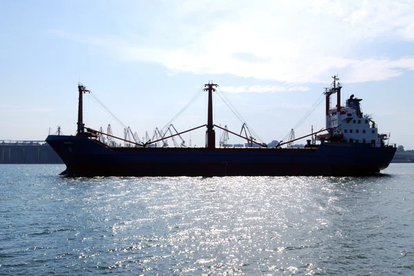 Silhouet van een vrachtschip — Stockfoto