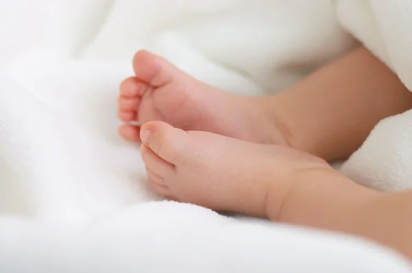 タオルで赤ちゃんの足 — ストック写真