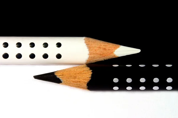 Witte en zwarte potloden — Stockfoto