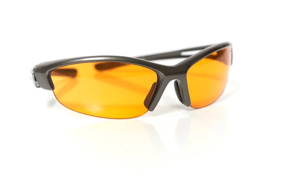 Oranje zonnebril op witte achtergrond — Stockfoto