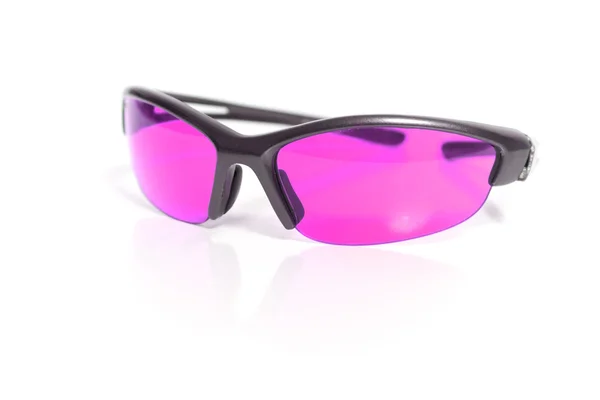 Рожеві сонцезахисні окуляри на білому тлі — стокове фото