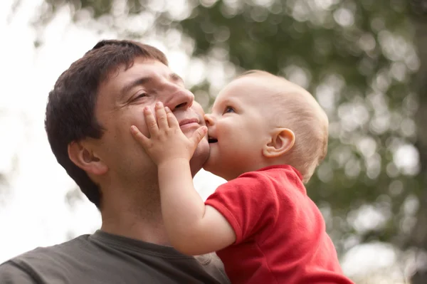 Son kissing his father — Stock Photo, Image