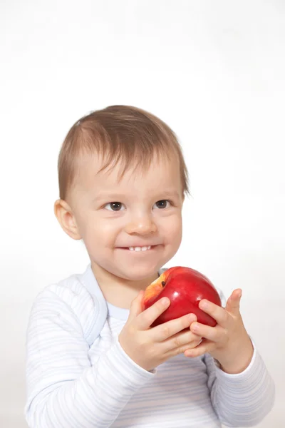 Γελώντας μωρό με κόκκινο μήλο — Φωτογραφία Αρχείου